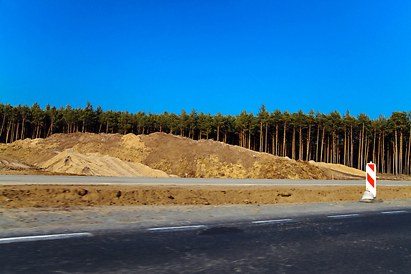 포토 JPG 해외이미지 산업 도로 새로움 사람없음 야외 건물 가로 햇빛 환경 흙 건설현장 성장 업무 고속도로 땅 발굴 광택 폴란드 땅바닥 해외202004 해외포토 건축물 유럽 길 컨셉 교통시설 바닥 건설업 태양 작업 파일형식 이미지허브