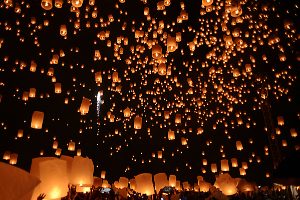 포토 JPG 해외이미지 사람없음 야외 빛 야간 풍등 풍등날리기 풍등놀이 풍등행사 풍등축제 해외202004 해외포토 자연요소 놀이 조명 이벤트 등축제 파일형식 이미지허브