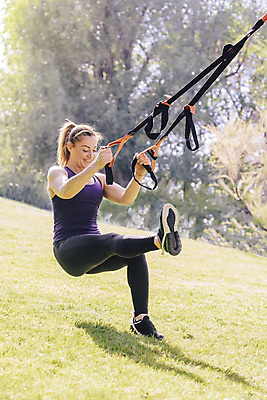 포토 JPG 해외이미지 백인 라이프스타일 공원 여자 스포츠 운동화 십자가 신체 자연 근육 건강 한명 사람 야외 여름 운동복 운동 힘 장비 보디빌딩 연습 근육질 체조 스트랩 해외202004 해외포토 서양인 1 옷 계절 공공시설 신발 생활 헬스 몸매 생태계 파일형식 이미지허브