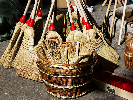 포토 JPG 해외이미지 가사 가정 바닥 주택 실내 손잡이 사람없음 목재 주방 공구 붓 업무 위생 빗자루 청소 대나무 오브젝트 서비스 먼지 밀짚 청소부 쓸기 위생관리 정리함 해외202004 해외포토 나무 직업 재료 관리 내부 건물 도구 작업 짚 청소도구 파일형식 이미지허브