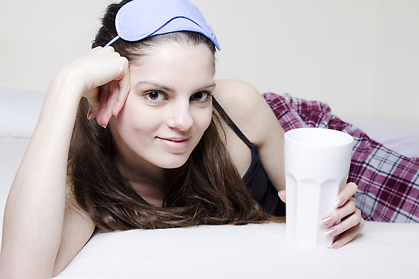 포토 JPG 해외이미지 백인 모델 1 라이프스타일 응시 여자 행복 얼굴 커피 음료 아침 휴식 주택 갈색머리 실내 건강 한명 미소 사람 성인 컵 침실 방 흰색 침대 차 피부 내추럴 해외202004 해외포토 주간 서양인 헤어스타일 식기 시선 감정 컬러 가구 컨셉 표정 내부 건물 생활 신체부위 파일형식 이미지허브