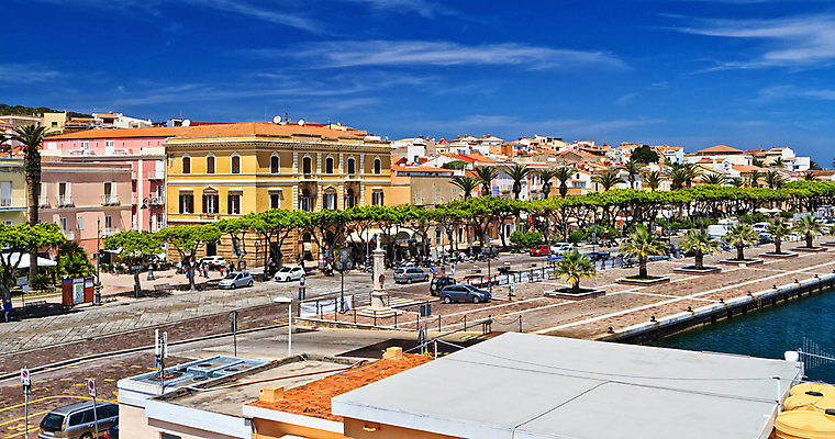 포토 JPG 해외이미지 외관 유럽 도로 바다 섬 여행 건축양식 하늘 거리 주택 사람없음 야외 물 여름 파란색 컬러풀 마을 항구 맑음 이탈리아 산책로 도시 보트 지중해 함선 포트 타운 해외202004 해외포토 자연요소 계절 건축 나라 길 컬러 배_교통 교통시설 날씨 건물 파일형식 이미지허브