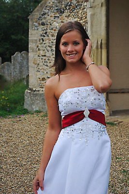 포토 JPG 해외이미지 드레스 결혼 한명 야외 빨간색 교회 가운 해외202004 해외포토 1 옷 컬러 종교건축 사람 이벤트 건물 파일형식 이미지허브