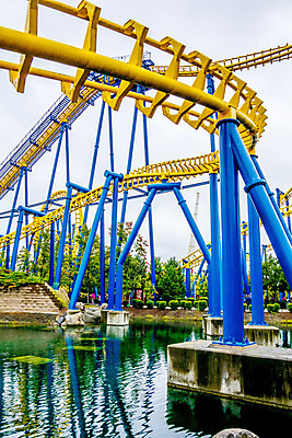 포토 JPG 해외이미지 주간 행복 곡선 하늘 휴식 사람없음 야외 파란색 노란색 맑음 놀이공원 주말 롤러코스터 해외202004 해외포토 자연요소 감정 선 컬러 컨셉 날씨 테마파크 놀이기구 파일형식 이미지허브