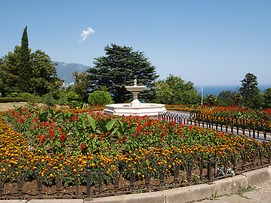 포토 JPG 해외이미지 나무 공원 꽃 유럽 길 조각 여행 하늘 휴식 산 사람없음 빨간색 초록색 여름 파란색 조각상 정원 산책 궁전 흐름 바위 당구 분수 장면 분무기 침엽수 스타일 해외202004 해외포토 식물 계절 공공시설 나라 컬러 컨셉 고건축 조형물 구기 돌_바위 파일형식 이미지허브