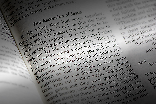 포토 JPG 해외이미지 1 영어 기독교 종교 종이 백그라운드 날씨 새로움 사람없음 책 믿음 검은색 성경 힘 골동품 오픈 예수 8 묘사 통로 질감 증거 페이지 신성 대본 옛날 인기 해외202004 해외포토 문자 감정 컬러 컨셉 종교용품 숫자 신_종교 파일형식 이미지허브