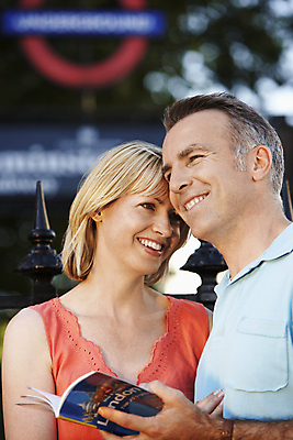 포토 JPG 해외이미지 긴머리 커플 여자 행복 유럽 중년 여행 관계 휴가 짧은머리 잉글랜드 갈색머리 함께함 사랑 서기 미소 야외 두명 아웃포커스 캐주얼 금발 머리 여행객 어깨 만족 흥분 런던 지하 열광 명승지 중년남자만 해외202004 해외포토 헤어스타일 옷 감정 나라 컨셉 모션 영국 촬영기법 표정 사람 풍경 성인 신체부위 남자만 중년만 파일형식 이미지허브