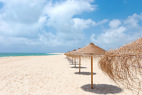 포토 JPG 해외이미지 모래 바다 섬 여행 우산 하늘 휴가 휴식 그림자 풍경 해변 사람없음 야외 물 여름 파란색 모래사장 태양 여행객 침묵 뜨거움 가장자리 떨어짐 그늘 휴양지 장면 멀리 파라다이스 수평선 해외202004 해외포토 자연요소 계절 컬러 컨셉 사람 소리 장소 둘레 파일형식 이미지허브