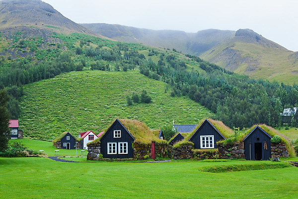 포토 JPG 해외이미지 전통 외관 유럽 여행 건축양식 창문 자연 지붕 산 주택 따뜻함 아이슬란드 풍경 잔디 사람없음 야외 목재 초록색 여름 농장 마을 바위 시골 볏짚 작음 오두막 박물관 빙하 북쪽 내추럴 방법 스칸디나비아 옛날 주거지 해외202004 해외포토 나무 식물 계절 건축 나라 컬러 농업 재료 건물 돌_바위 짚 크기 방향 생태계 파일형식 이미지허브