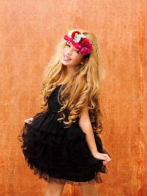 포토 JPG 해외이미지 백인 모델 드레스 여자 꽃 딸 행복 어린이 분홍색 꽃무늬 벽지 왕관 실내 한명 사람 금발 유행 귀여움 검은색 희망 수확 표현 춤 우아함 달콤 작음 복고 스타일 해외202004 해외포토 서양인 식물 1 헤어스타일 옷 감정 컬러 컨셉 무늬 농업 가족 문화예술 내부 맛 크기 파일형식 이미지허브