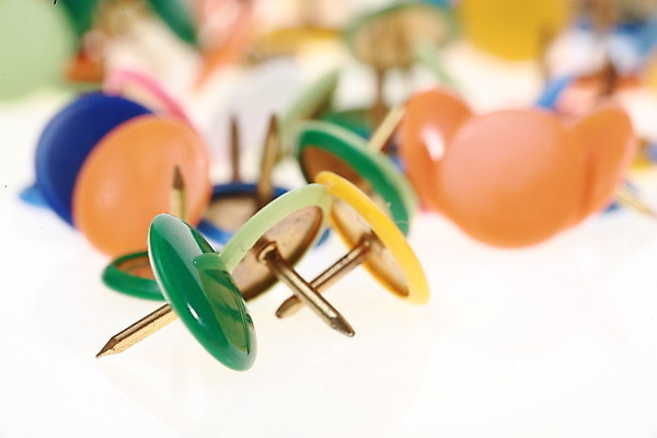 포토 JPG 해외이미지 종이 선 조각 사람없음 컬러풀 사무실 쪽지 추위 엄지손가락 정보 메시지 압정 방향 알림 레이아웃 페이지 고정 공지사항 패드 조언 해외202004 해외포토 컬러 비즈니스 손가락 사무용품 파일형식 이미지허브