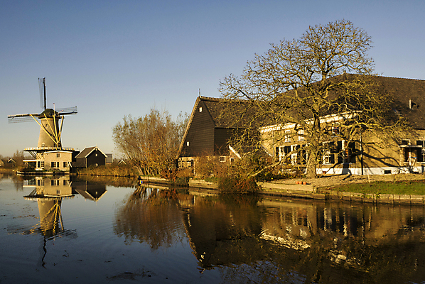 포토 JPG 해외이미지 나무 하늘 사람없음 물 강 농장 반사 풍차 가을 시골 네덜란드 운하 헛간 해외202004 해외포토 자연요소 식물 계절 유럽 농업 저장고 파일형식 이미지허브