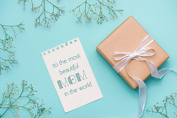 포토 JPG 해외이미지 식물 영어 종이 실내 사람없음 선물상자 파란배경 어머니의날 해외202004 해외포토 문자 기념일 백그라운드 선물 내부 파란색 상자 미국문화 파일형식 이미지허브