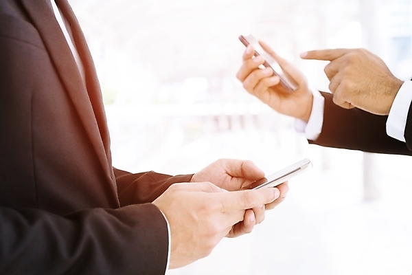 포토 JPG 해외이미지 직업 라이프스타일 손 백그라운드 컨셉 인터넷 회사 비즈니스 통신 성공 모바일 협력 세포 사람 사람없음 스마트폰 디지털 터치 인사 업무 직장인 비즈니스맨 네트워크 발표 메시지 시장 이메일 닫기 연결 전화기 스마트 상업 통화 마케팅 소셜 터치스크린 콜라보레이션 해외202004 해외포토 남자 모션 생활 신체부위 핸드폰 스마트기기 예절 작업 파일형식 이미지허브