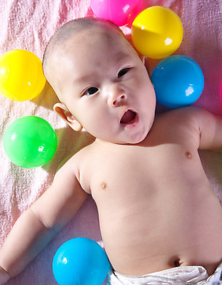 포토 JPG 해외이미지 백인 1 여자 행복 얼굴 어린이 장난 공 한명 웃음 사람 세로 초록색 파란색 장난감 갈색 우주 어둠 흰색 표현 아기 작음 플라스틱 부드러움 거짓말 걸음마 여의주 천진난만 해외202004 해외포토 서양인 감정 컬러 컨셉 모션 재질 표정 신체부위 감각 크기 파일형식 이미지허브