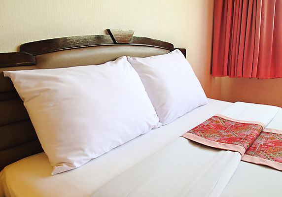 포토 JPG 해외이미지 디자인 아시아 가구 쿠션 창문 베개 침구 태국 호텔 휴식 주택 실내 동양인 사람없음 내부 장식 햇빛 침실 방 흰색 침대 커튼 고급 담요 휴양지 초대 부드러움 안락 해외202004 해외포토 나라 컬러 생활용품 컨셉 숙소 인종 건물 태양 장소 감각 파일형식 이미지허브