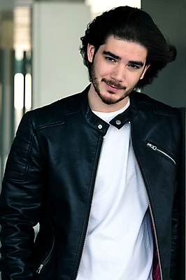 포토 JPG 해외이미지 백인 모델 1 라이프스타일 헤어스타일 응시 옷 남자 벽 포즈 백그라운드 셔츠 수염 거리 한명 서기 사람 성인 야외 유행 재킷 흰색 도시 비즈니스맨 자신감 옷입기 지역 길이 심각 스타일 힙스터 해외202004 해외포토 서양인 시선 패션 감정 컬러 컨셉 상의 비즈니스 모션 생활 외투 직장인 파일형식 이미지허브