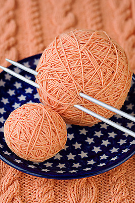 포토 JPG 해외이미지 그릇 접시 별 분홍색 취미 사람없음 빨간색 고요 덮개 뜨개질 실 실타래 해외202004 해외포토 자연요소 식기 컬러 뚜껑 파일형식 이미지허브