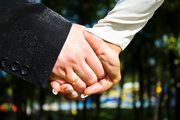 포토 JPG 해외이미지 손 결혼 실내 사랑 들기 신체부위 결혼반지 신랑신부 해외202004 해외포토 감정 신부_웨딩 신랑 모션 사람 이벤트 내부 반지 파일형식이미지허브 