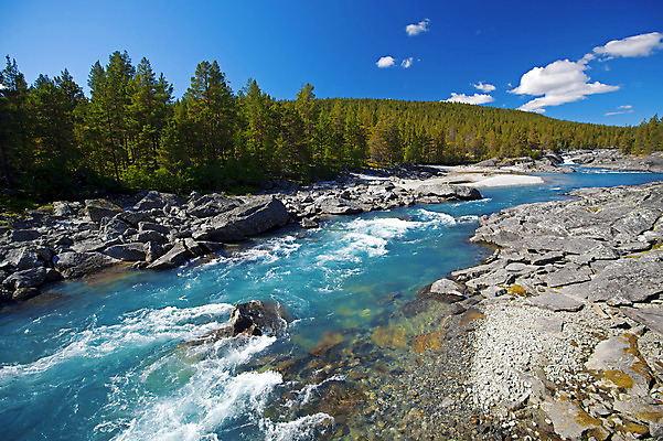 포토 JPG 해외이미지 나무 식물 구름 유럽 여행 자연 하늘 산 노르웨이 풍경 사람없음 물 여름 파란색 반사 평화 침묵 폭포 흐름 바위 언덕 지역 내추럴 스칸디나비아 전국 해외202004 해외포토 자연요소 계절 나라 컬러 컨셉 소리 생태계 파일형식 이미지허브