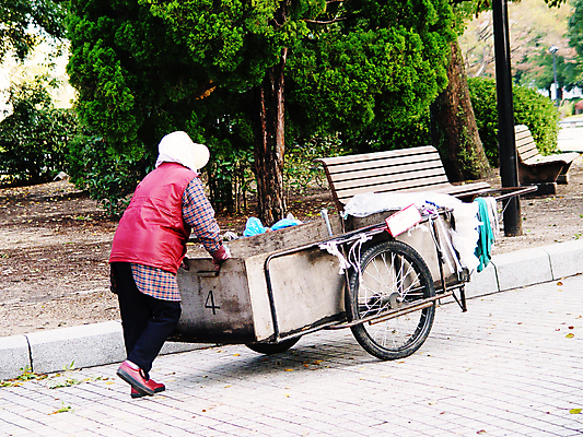 포토 JPG 해외이미지 도로 노동자 사람없음 일본 카트 폭탄 원자 청소부 쓸기 해외202004 해외포토 직업 아시아 길 교통시설 폭발물 파일형식 이미지허브