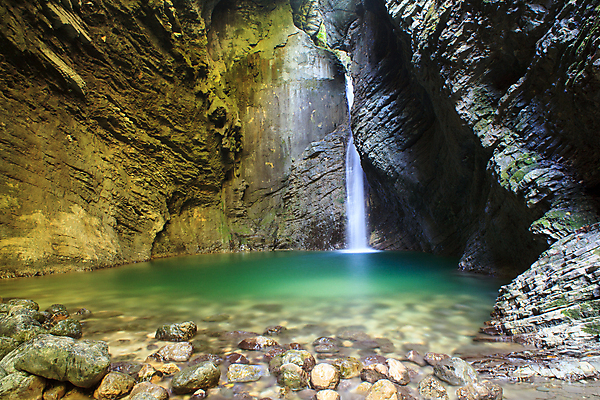 포토 JPG 해외이미지 공원 여행 잎 모션 자연 산 건강 풍경 사람없음 야외 초록색 물 여름 강 환경 폭포 하이킹 젖음 흐름 탐험 가을 바위 신선 구멍 개울 동굴 떨어짐 숲 부식 그림 알프스 지하 내추럴 때리기 석회암 슬로베니아 전국 해외202004 해외포토 자연요소 식물 계절 공공시설 유럽 컬러 컨셉 레저 암석 돌_바위 생태계 파일형식 이미지허브