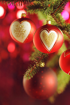 포토 JPG 해외이미지 크리스마스장식 크리스마스 실내 사람없음 아웃포커스 장식볼 하트 오브젝트 빨간배경 오너먼트 해외202004 해외포토 모양 기념일 백그라운드 촬영기법 내부 장식 빨간색 파일형식 이미지허브