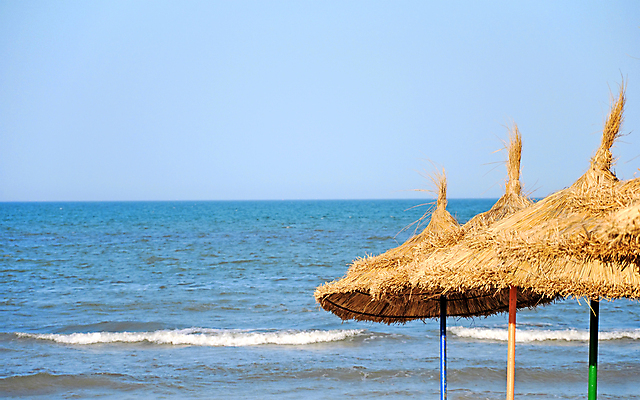 포토 JPG 해외이미지 파도 바다 여행 우산 하늘 휴가 사람없음 야외 물 여름 태양 노란색 휴양지 양산 가림막 파라다이스 수평선 해외202004 해외포토 자연요소 계절 컬러 장소 파일형식 이미지허브