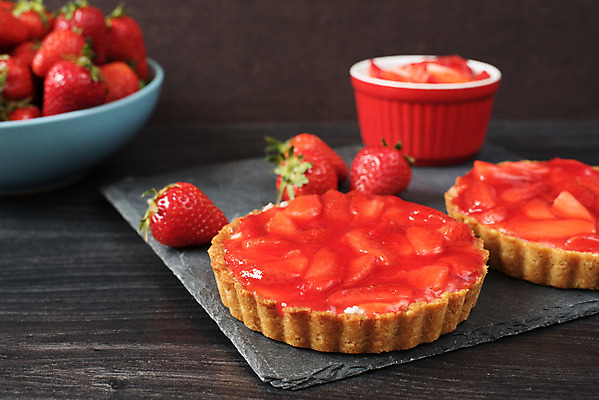 포토 JPG 해외이미지 딸기 디저트 실내 사람없음 과일타르트 돌판 딸기타르트 타르트 나무배경 해외202004 해외포토 음식 빵 백그라운드 과일 내부 돌_바위 파이_빵 파일형식 이미지허브