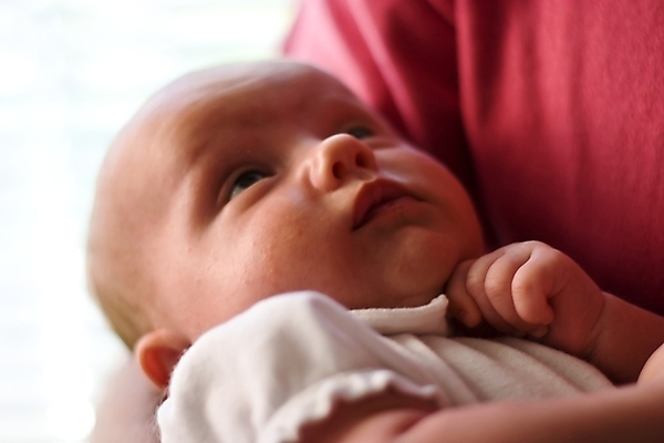 포토 JPG 해외이미지 백인 응시 여자 딸 행복 감정 얼굴 어린이 분홍색 가족 건강 한명 사람 앉기 아기 신생아 달콤 작음 마야 결백 취급주의 해외202004 해외포토 서양인 1 시선 컬러 관계 모션 경고 신체부위 맛 크기 마야문명 파일형식 이미지허브