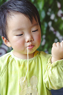 포토 JPG 해외이미지 손 아시아 어린이 음식 장난 쟁반 건강 한명 사람 앉기 동양인 소년 머리 식당 식사 중국 자녀 아기 잡기 입 달콤 먹기 소중 연습 어깨 국수 천진난만 유일 해외202004 해외포토 1 남자 나라 컨셉 모션 인종 신체부위 상점 면류 맛 파일형식 이미지허브