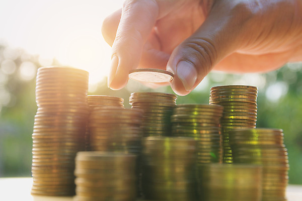 포토 JPG 해외이미지 손 백그라운드 컨셉 돈 비즈니스 손가락 성공 그래프 사람없음 금융 경제 쌓기 달러 금속 동전 저축 성장 흰색 잡기 시장 재산 은색 주식 투자 상승 이익 가치 회계 보험 대출 수입 자선단체 해외202004 해외포토 컬러 모션 재질 신체부위 그룹 자선 파일형식 이미지허브