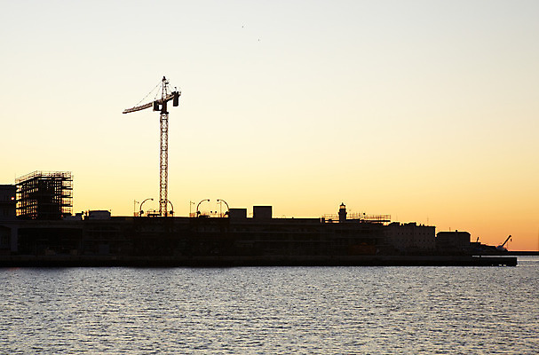 포토 JPG 해외이미지 바다 날씨 풍경 사람없음 빛 항구 어둠 일몰 이탈리아 도시 기중기 포트 해외202004 해외포토 유럽 교통시설 노을 중장비 파일형식 이미지허브
