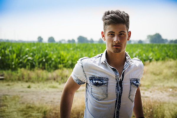 포토 JPG 해외이미지 백인 1 라이프스타일 공원 남자 도로 밭 자연 휴가 옥수수 한명 사람 성인 야외 초록색 여름 유행 시골 시리얼 밀 흙길 해외202004 해외포토 서양인 계절 공공시설 길 음식 컬러 농업 교통시설 곡류 생활 흙 생태계 파일형식 이미지허브