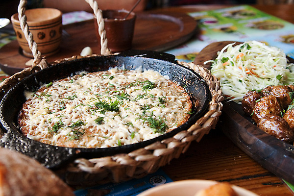 포토 JPG 해외이미지 접시 음식 감자 사람없음 식당 맛 먹기 우크라이나 해외202004 해외포토 식기 유럽 컨셉 채소 모션 상점 파일형식 이미지허브