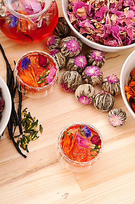 포토 JPG 해외이미지 실내 사람없음 찻잔 찻주전자 찻잎 꽃차 나무배경 해외202004 공예차 해외포토 백그라운드 주전자 잔 내부 차_음료 파일형식 이미지허브