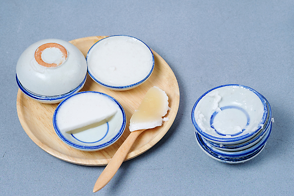 포토 JPG 해외이미지 전통 접시 문화 음식 태국 탁자 디저트 건강 요리 동양인 사람없음 목재 장식 컵 파란색 숟가락 우유 흰색 신선 달콤 맛 작음 설탕 먹기 크림 밀가루 코코넛 푸딩 백자 커스터드 해외202004 해외포토 나무 식기 아시아 컬러 가구 컨셉 과일 재료 모션 유제품 수저 인종 도자기 크기 가루 파일형식 이미지허브