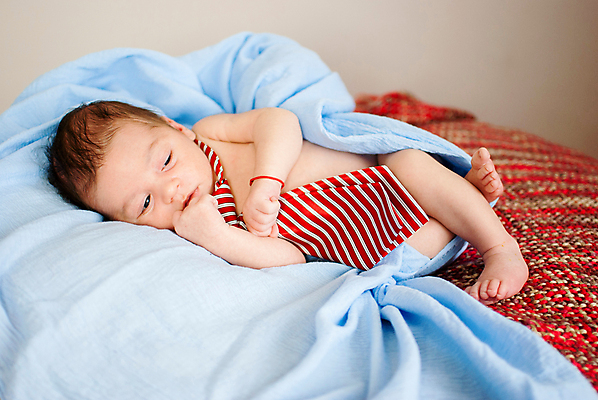 포토 JPG 해외이미지 백인 손 행복 아들 얼굴 어린이 신체 휴식 새로움 건강 사랑 한명 사람 소년 바구니 꿈 흰색 아기 신생아 잠 달콤 작음 담요 피부 부드러움 양모 거짓말 결백 돌봄 천진난만 해외202004 해외포토 서양인 1 남자 감정 컬러 컨셉 가족 모션 신체부위 직물 감각 맛 크기 파일형식 이미지허브