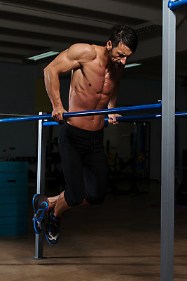 포토 JPG 해외이미지 백인 라이프스타일 남자 스포츠 포즈 근육 실내 건강 한명 성인 신체부위 빛 운동복 스트레칭 어둠 힘 바 웨이트트레이닝 보디빌딩 보디빌더 허리 복지 체육관 근육질 에어로빅 평행 궤 복근 이두근 성인남자만 해외202004 해외포토 서양인 1 옷 사람 내부 생활 운동 헬스 춤 사회이슈 몸매 남자만 성인만 파일형식 이미지허브