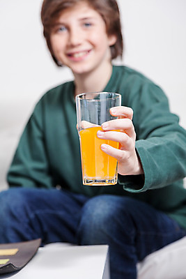 포토 JPG 해외이미지 백인 모델 응시 행복 어린이 오렌지 과일 유리 건강 한명 사람 앉기 소년 세로 카메라 주스 마시기 신선 잡기 재산 연도 옛날 해외202004 해외포토 서양인 1 시선 남자 감정 음료 모션 재질 금융 전자제품 파일형식 이미지허브