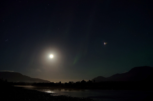 포토 JPG 해외이미지 나무 구름 계절 유럽 별 자연 하늘 산 노르웨이 풍경 사람없음 야외 초록색 물 파란색 빛 강 컬러풀 반사 보라색 검은색 어둠 침묵 활발 꿈 흐름 추위 안개 달 가을 원형 개울 황무지 입자 야간 숲 북극 달빛 제비꽃 조경 은하계 문학 장면 천문학 북쪽 오로라 내추럴 강렬 광 북극해 스칸디나비아 웅장함 절정 현상 몽환 환상 더스트파티클 해외202004 해외포토 자연요소 도형 식물 교육 꽃 나라 바다 컬러 컨셉 자연현상 날씨 소리 극지방 방향 생태계 파일형식 이미지허브