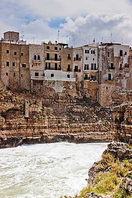 포토 JPG 해외이미지 외관 파도 건축양식 자연 하늘 주택 사람없음 야외 파란색 마을 이탈리아 동굴 폭풍 남쪽 내추럴 올드타운 해외202004 해외포토 건축 유럽 바다 컬러 날씨 건물 방향 생태계 파일형식 이미지허브