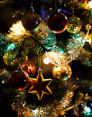 포토 JPG 해외이미지 크리스마스장식 크리스마스 실내 사람없음 빛 어둠 장식볼 오브젝트 오너먼트 해외202004 해외포토 기념일 내부 장식 파일형식 이미지허브