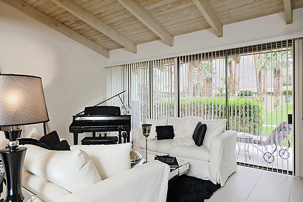 포토 JPG 해외이미지 라이프스타일 가구 북아메리카 거실 의자 창문 유리 탁자 흑백 실내 한명 빛 미국 방 피아노 고급 심플 캘리포니아 수납 해외202004 해외포토 1 생활용품 컨셉 재질 촬영기법 아메리카 사람 내부 생활 건반악기 파일형식 이미지허브