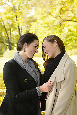 포토 JPG 해외이미지 나무 공원 여자 행복 2 가족 관계 자연 함께함 미소 웃음 두명 세로 청춘 노란색 검은색 우정 기쁨 가을 관찰 황금 자매 언니 성인여자만 동정 해외202004 해외포토 식물 계절 공공시설 감정 컬러 컨셉 모션 표정 사람 친구 생태계 여자만 성인만 파일형식 이미지허브