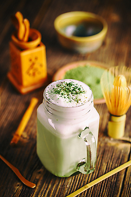 포토 JPG 해외이미지 실내 사람없음 아웃포커스 다기 녹차 녹차가루 녹차라떼 말차 나무배경 해외202004 말차라떼 해외포토 백그라운드 촬영기법 내부 차_음료 다도 가루 라떼 파일형식 이미지허브