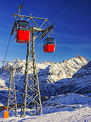 포토 JPG 해외이미지 스포츠 겨울 하늘 휴가 스키 산 경사 사람없음 빨간색 파란색 흰색 스위스 휴양지 알프스 산악지대 절정 해외202004 해외포토 계절 유럽 컬러 겨울스포츠 장소 파일형식 이미지허브