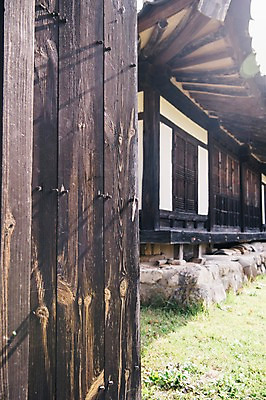 포토 JPG 주간 전통 한옥 기와집 풍경 잔디 사람없음 야외 문 경상북도 대문 안동 군자마을 국내포토 자연요소 식물 한국전통 고건축 마을 경상도 파일형식