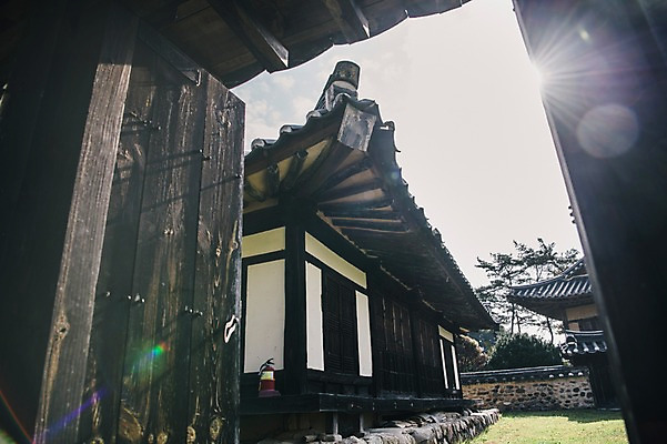 포토 JPG 주간 전통 한옥 풍경 사람없음 야외 빛 경상북도 대문 안동 군자마을 국내포토 자연요소 한국전통 고건축 문 마을 경상도 파일형식