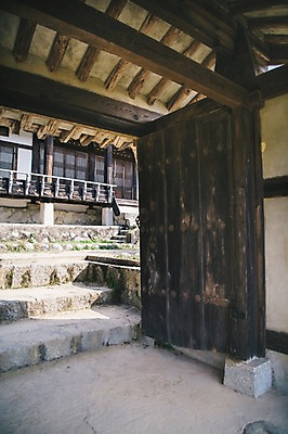 포토 JPG 주간 전통 한옥 사람없음 야외 계단 경상북도 대문 안동 군자마을 국내포토 자연요소 한국전통 고건축 문 마을 경상도 파일형식